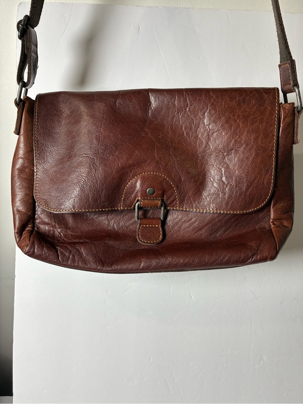 Classic Brown Leather Messenger Bag - Timeless Men's Crossbody - Picture 5 of 9